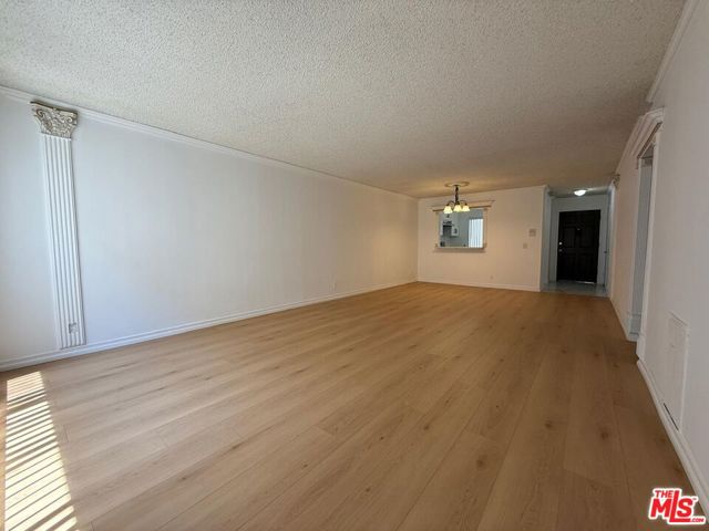 1038 Thompson Avenue, Glendale CA: https://media.crmls.org/mediaz/5dd39e7e-ca18-46e0-8c52-059a287c133f.jpg