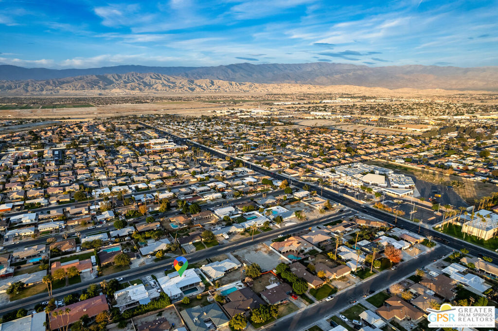 https://media.crmls.org/mediaz/5dd400f0-05f2-4ec5-ae3b-1aacc4872edf.jpg?preset=X-Large