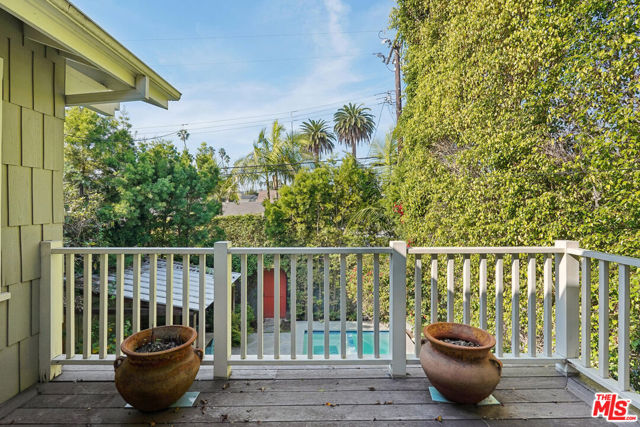 813 Crestmoore Place, Venice CA: https://media.crmls.org/mediaz/5dd4f5d7-e1d7-40f5-bc9c-382704d71aa9.jpg