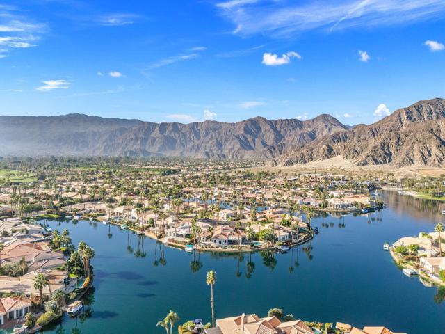 47560 Via Montigo, La Quinta CA: https://media.crmls.org/mediaz/5dd4fdbe-0956-41dc-8f3e-22b72073e2c1.jpg