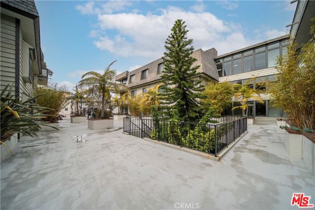 306 Bora Bora Way, Marina del Rey CA: https://media.crmls.org/mediaz/5dd6322a-3994-44f9-afc1-15a8e79798cb.jpg