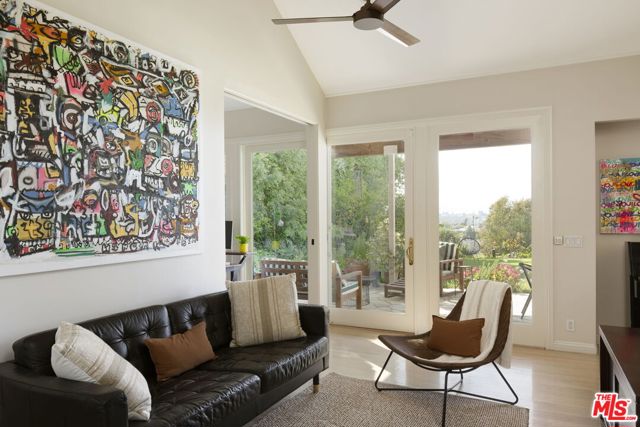 16303 Mandalay Drive, Encino CA: https://media.crmls.org/mediaz/5dd68343-16d6-4bfe-bc56-2aa470963afb.jpg