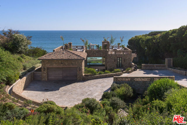 32852 Pacific Coast Highway, Malibu CA: https://media.crmls.org/mediaz/5dd6955c-0c90-403a-8859-a50c33a81981.jpg