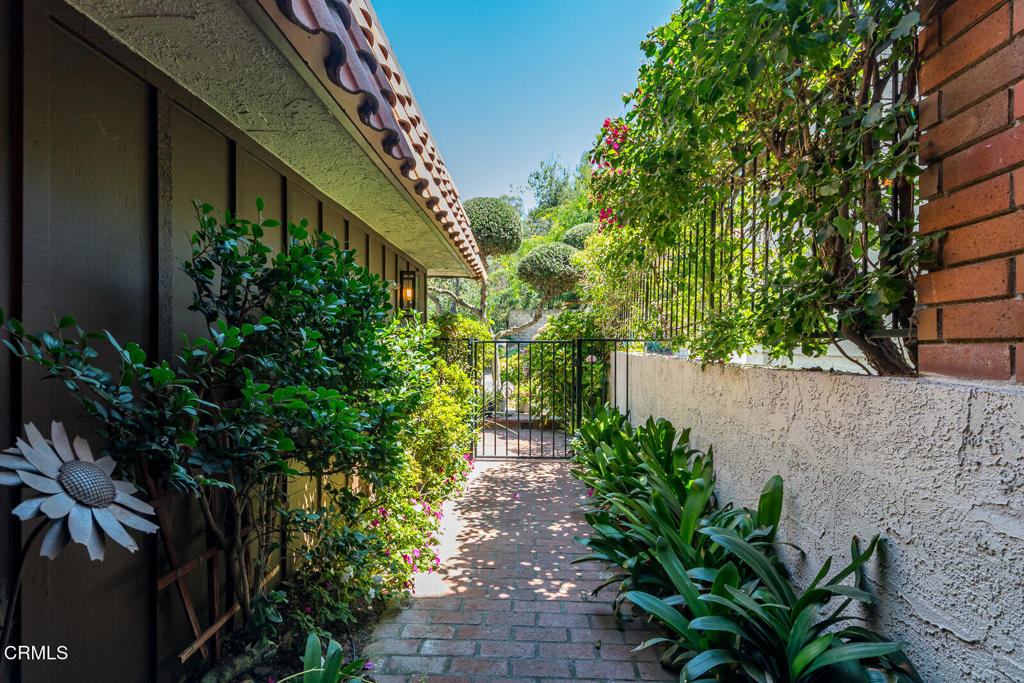 https://media.crmls.org/mediaz/5dd6f381-4996-4699-ab04-d0195543ebf7.jpg?preset=X-Large