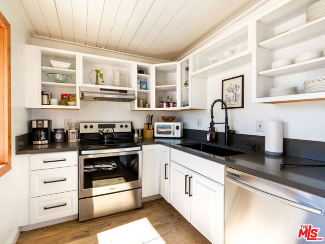 2724 Stonehill Avenue, Joshua Tree CA: https://media.crmls.org/mediaz/5dd86d0c-4f08-45e0-a4bd-6a5c3f8f0343.jpg