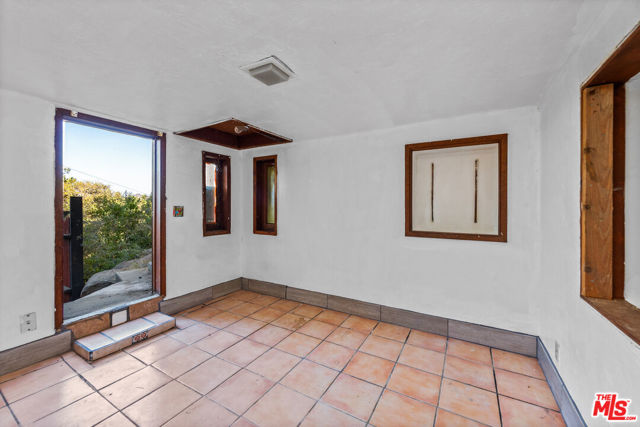20158 Observation Drive, Topanga CA: https://media.crmls.org/mediaz/5dd87c38-34be-4898-97b6-40d8ace6b00b.jpg