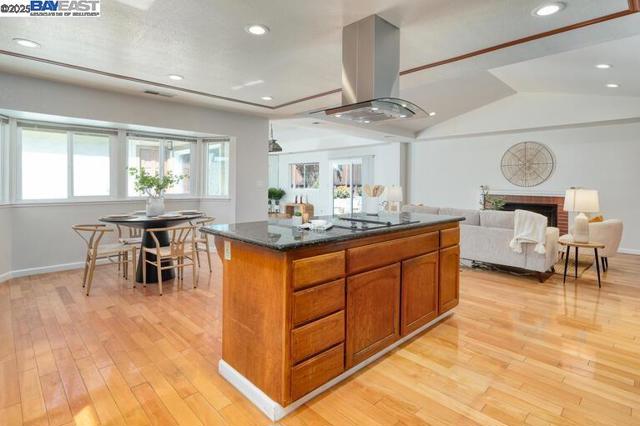 41366 Charlita Ct, Fremont CA: https://media.crmls.org/mediaz/5dd893ec-c8ca-410d-912b-7ade75db59b9.jpg