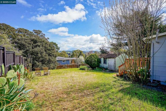 742 La Paloma Rd, El Sobrante CA: https://media.crmls.org/mediaz/5dd8c015-c178-4528-acd3-94618b4f7619.jpg