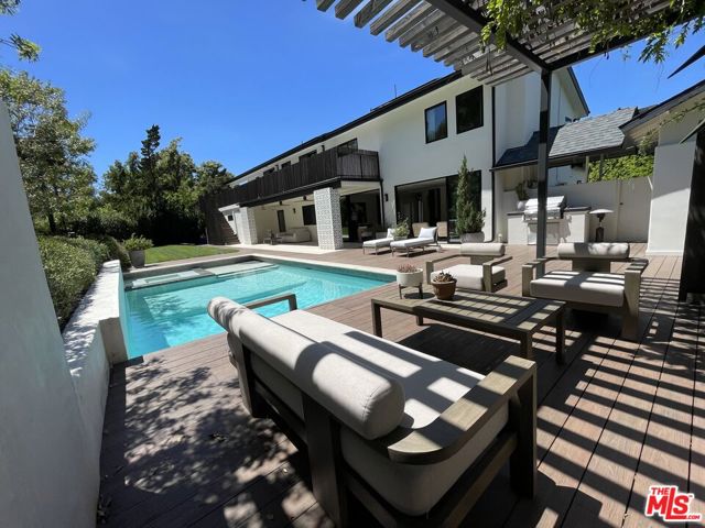 8674 Edwin Drive, Los Angeles CA: https://media.crmls.org/mediaz/5dda193e-7bec-476e-8f63-f1b696aa8c50.jpg