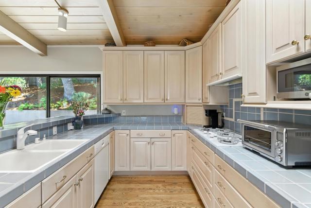 2935 Sherwood Drive, San Carlos CA: https://media.crmls.org/mediaz/5dda6de5-78d9-4ede-994b-8caa30f7e59d.jpg