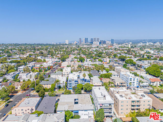 1534 S Shenandoah Street, Los Angeles CA: https://media.crmls.org/mediaz/5ddaba2b-b6cd-423e-a871-d8935121d4f2.jpg