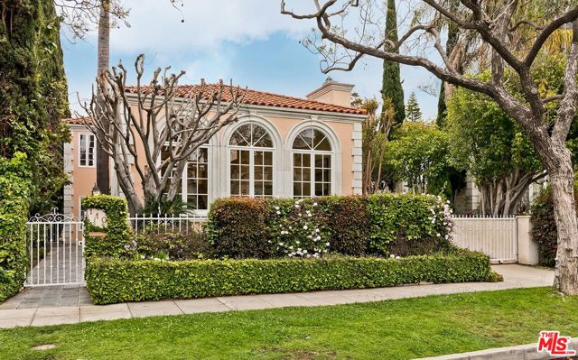 110 N Oakhurst Drive, Beverly Hills CA: https://media.crmls.org/mediaz/5ddb9d96-a3d6-488a-ae90-38f1ec1a5e9a.jpg
