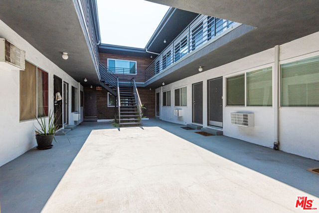 1534 S Shenandoah Street, Los Angeles CA: https://media.crmls.org/mediaz/5ddb9ee6-e483-4696-b956-8352194d5911.jpg