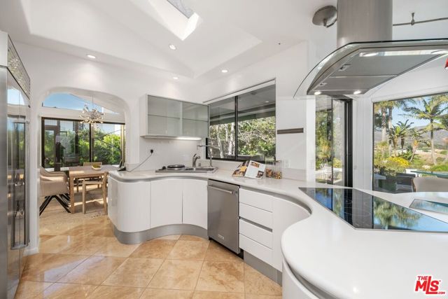 29417 Bluewater Road, Malibu CA: https://media.crmls.org/mediaz/5ddbf372-0a92-46c6-a5af-11bab401c7f0.jpg