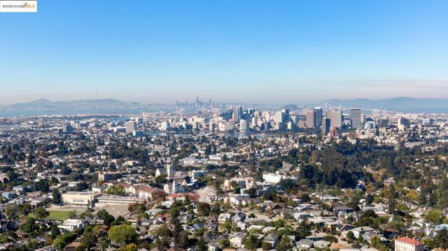 1515 Hampel St, Oakland CA: https://media.crmls.org/mediaz/5ddbfae9-ddbc-4dc9-a1a6-690dea837248.jpg