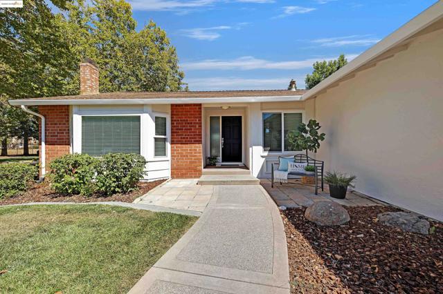 2802 Jones Gate Ct, Pleasanton CA: https://media.crmls.org/mediaz/5ddd914b-ec25-482c-9a59-e69db8a4b2c3.jpg