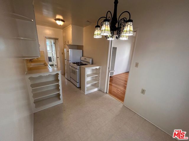 3011 Santa Monica Boulevard, Santa Monica CA: https://media.crmls.org/mediaz/5ddd9bb8-0193-4015-82f0-6c6ff53aa606.jpg