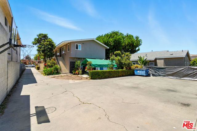 12134 Grevillea Avenue, Hawthorne CA: https://media.crmls.org/mediaz/5dddc28c-d1ec-471d-9fc0-0a5a30f603f7.jpg