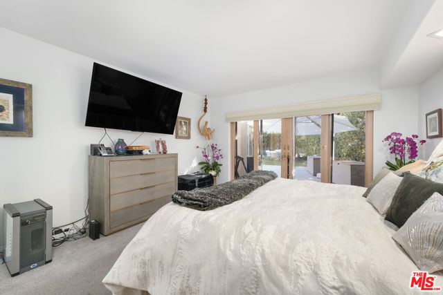 1708 Clear View Drive, Beverly Hills CA: https://media.crmls.org/mediaz/5ddedd28-6b28-4c7d-b634-84d301c37c1f.jpg