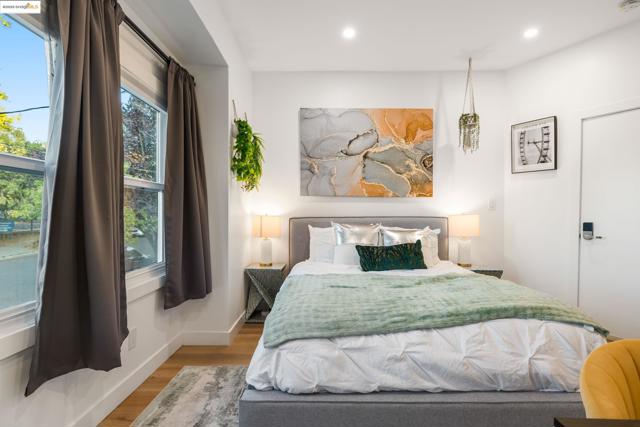 75 Echo Ave, Oakland CA: https://media.crmls.org/mediaz/5ddf7f6c-2116-4890-9599-be855e28c2c2.jpg