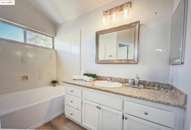 4907 Ridgeview Drive, Antioch CA: https://media.crmls.org/mediaz/5de00221-0ebb-484b-8579-996515d4ee21.jpg