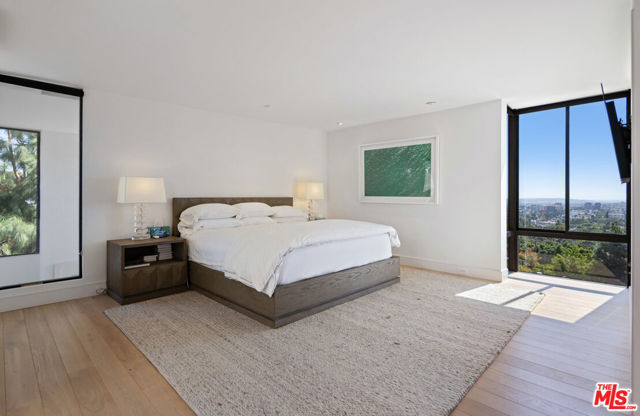 1033 Carol Drive, West Hollywood CA: https://media.crmls.org/mediaz/5de0b0e6-b696-4231-81ef-87cc3918c4fc.jpg