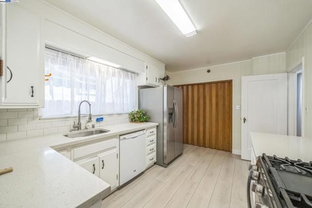 7525 Circle Hill Dr, Oakland CA: https://media.crmls.org/mediaz/5de0e08b-53c4-4c73-a013-2444949db747.jpg