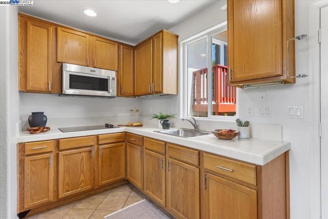 357 Melven Ct, San Leandro CA: https://media.crmls.org/mediaz/5de1004a-9800-4a5e-a1ee-48dc3aecfcd0.jpg
