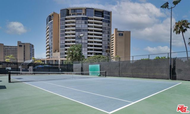 4335 S Marina City Drive, Marina del Rey CA: https://media.crmls.org/mediaz/5de1b87b-ecb5-4909-ad48-71271ab8fc9f.jpg