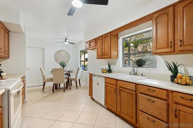 3918 Calavo Dr, La Mesa CA: https://media.crmls.org/mediaz/5de1d00b-16c5-4dc2-9823-efe375903f53.jpg