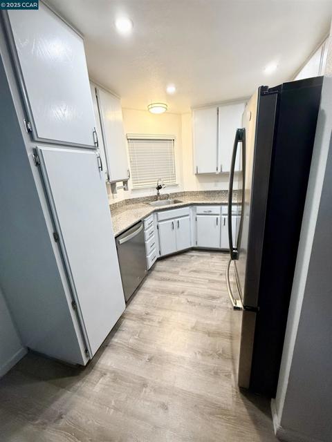 405 405 Weymouth, Hercules CA: https://media.crmls.org/mediaz/5de1e4b4-6320-4b85-9e54-1a807c1757e9.jpg