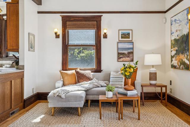 1335 Grove St, Alameda CA: https://media.crmls.org/mediaz/5de24aee-bbdd-4b6c-a5c9-2a072f0f2e0e.jpg