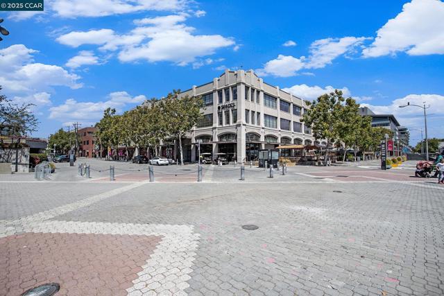 410 Webster St #1, Oakland CA: https://media.crmls.org/mediaz/5de375db-e161-497d-8aca-81d0836e6d2a.jpg