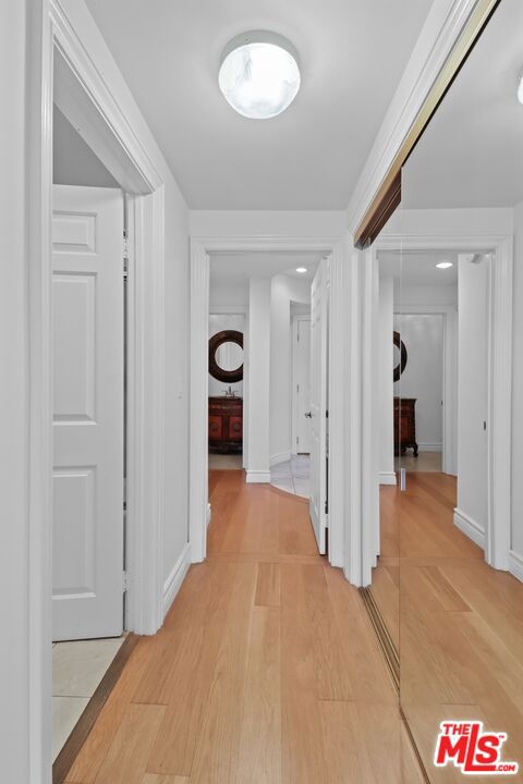 121 N Almont Drive, Beverly Hills CA: https://media.crmls.org/mediaz/5de38bf6-f636-47e2-9def-9f113e637d0c.jpg