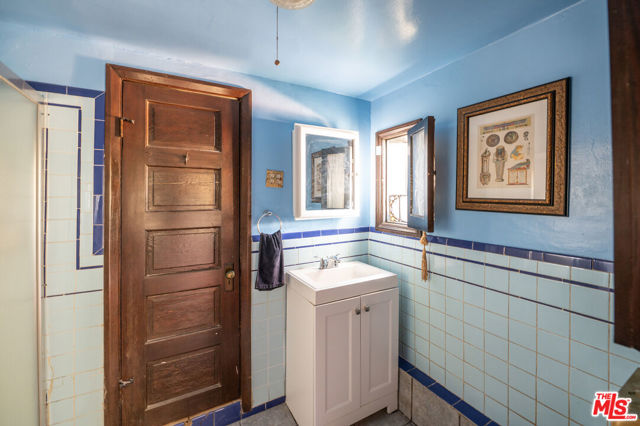6655 Emmet Terrace, Los Angeles CA: https://media.crmls.org/mediaz/5de3d7fe-ce61-4034-b83a-d5d4a8db2844.jpg