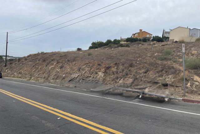 7520 High Street, La Mesa CA: https://media.crmls.org/mediaz/5de4a53a-daf7-4d91-8229-0624f5950143.jpg