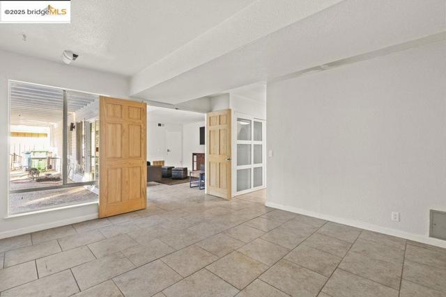 3459 Pinewood Dr, Hayward CA: https://media.crmls.org/mediaz/5de4bef4-b1a1-4a4e-9adb-3223ef6da239.jpg