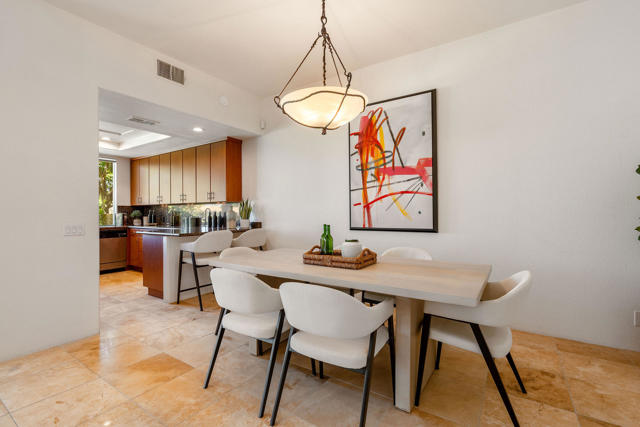 28 La Costa Drive, Rancho Mirage CA: https://media.crmls.org/mediaz/5de5ae50-661b-4366-aee9-d411aeb49353.jpg