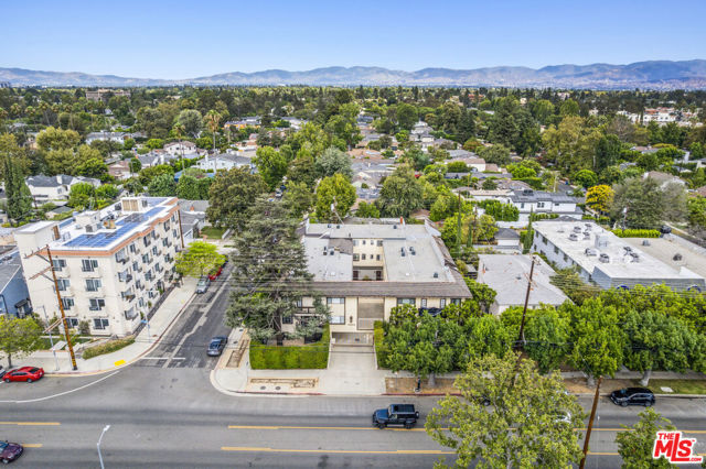 13021 Moorpark Street, Studio City CA: https://media.crmls.org/mediaz/5de604e0-94e2-47fb-b6d7-d6cd8e638e31.jpg