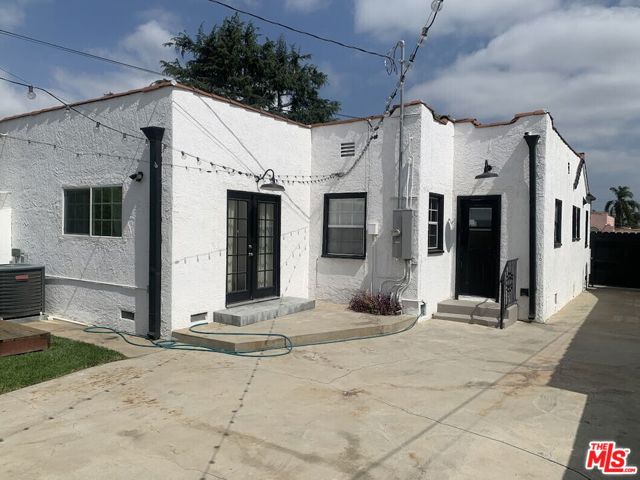 2032 W 80th Street, Los Angeles CA: https://media.crmls.org/mediaz/5de64ddd-770a-4d89-bc11-1735586d4454.jpg