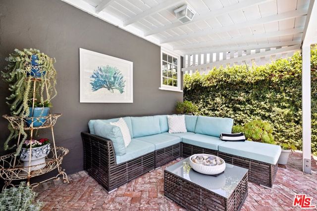 800 N Rose Street, Burbank CA: https://media.crmls.org/mediaz/5de66dd1-704e-49e3-b2f3-aad748f905fa.jpg