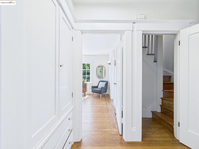 5920 Ivanhoe Rd, Oakland CA: https://media.crmls.org/mediaz/5de712e5-11e1-4d73-82f0-ff99842010ec.jpg
