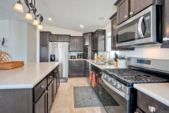 2280 E Valley Parkway, Escondido CA: https://media.crmls.org/mediaz/5de7301b-a1fe-4ea1-94c4-90af7b0fcb20.jpg