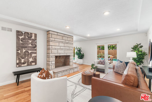 5210 S Corning Avenue, Los Angeles CA: https://media.crmls.org/mediaz/5de7951f-b693-4d58-80ad-ae43d0b003ba.jpg