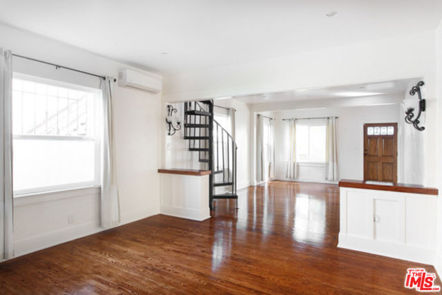 547 Brooks Avenue, Venice CA: https://media.crmls.org/mediaz/5de7a950-6644-490e-bc92-cdeca7c4a9d3.jpg
