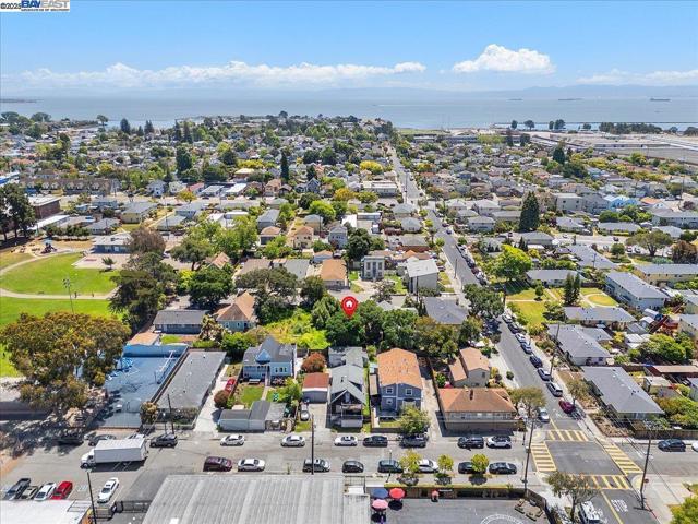 310 Spruce St, Alameda CA: https://media.crmls.org/mediaz/5de815fb-1453-4b17-a527-40156079bb4c.jpg