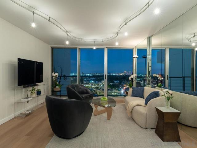 1720 Avenida del Mundo, Coronado CA: https://media.crmls.org/mediaz/5de872bc-31a0-46f8-9a0f-682cbadf0990.jpg