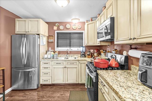 20 Russell Rd Street, Salinas CA: https://media.crmls.org/mediaz/5de8e5ca-7c4f-4418-944d-e23995929eeb.jpg