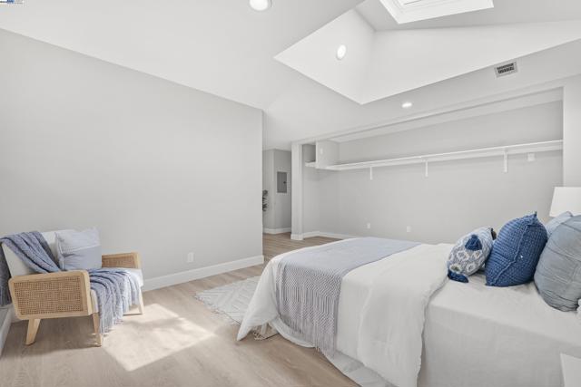 924 Magnolia Dr, Alameda CA: https://media.crmls.org/mediaz/5de9771f-1fc3-4d59-8878-f0fa9ed077a4.jpg