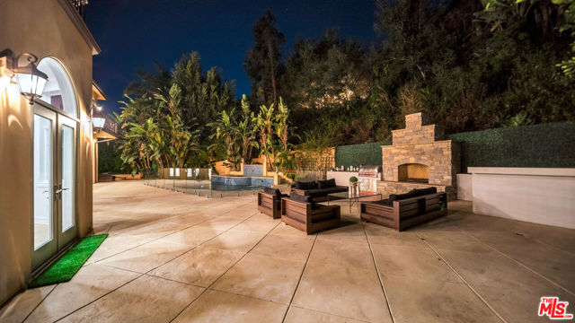 1447 San Ysidro Drive, Beverly Hills CA: https://media.crmls.org/mediaz/5de9b9f8-2e8a-45e9-9842-cf8d39627a76.jpg